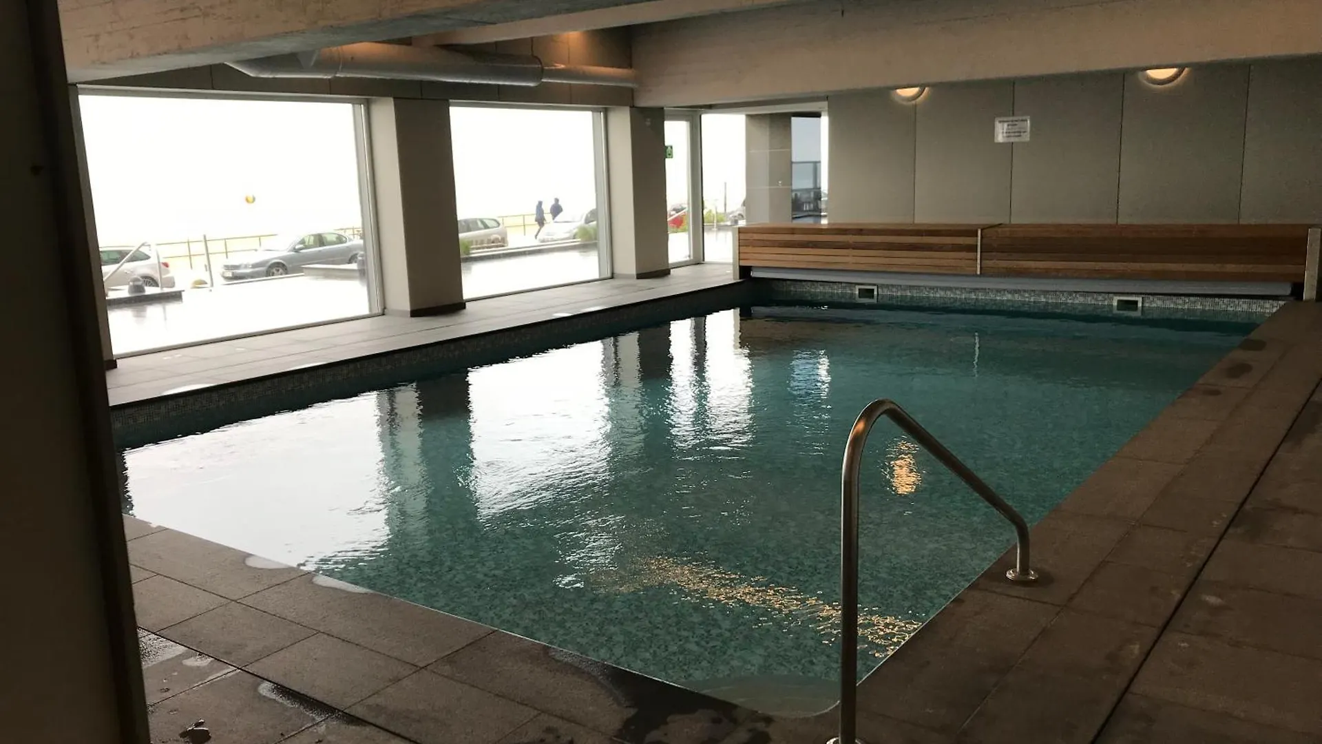 Studio Met Zeezicht En Zwembad En Parking ミデルケルケ ベルギー